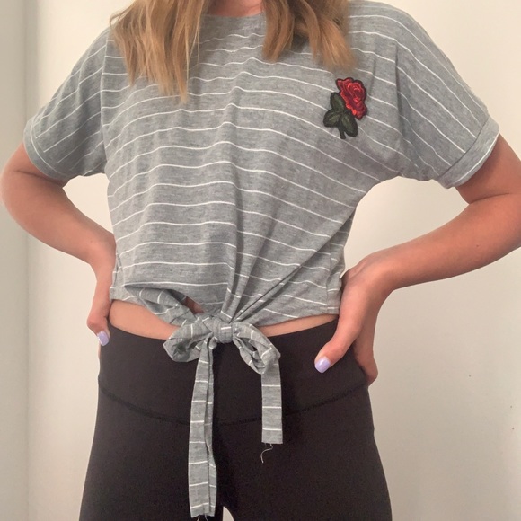 ⚠️LEAVING MY CLOSET SOON⚠️🌹Grey crop top🌹 - Picture 5 of 5